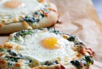 Ispanak Kremasıyla Zenginleştirilmiş Yumurta Pizzası