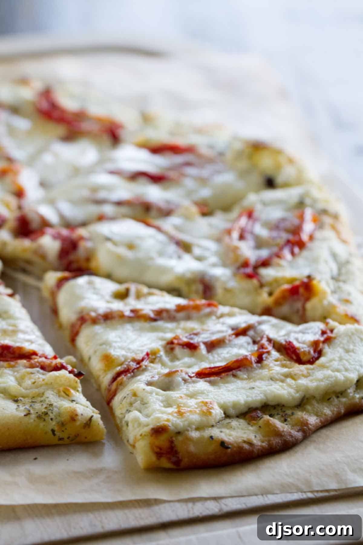Creamy White Pizza with Sun-Kissed Tomatoes 1 featured 19724