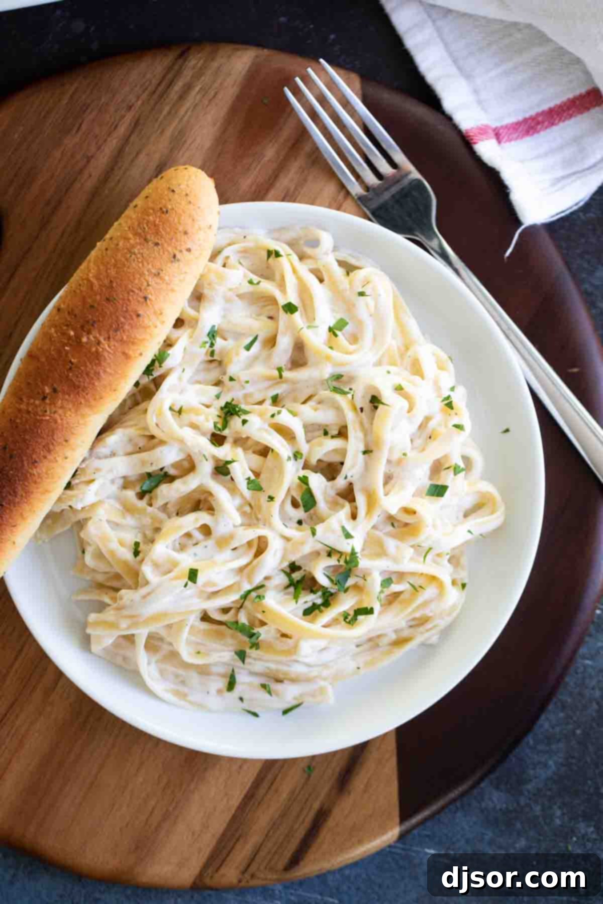 Quick and Creamy Alfredo Sauce 1 featured 346
