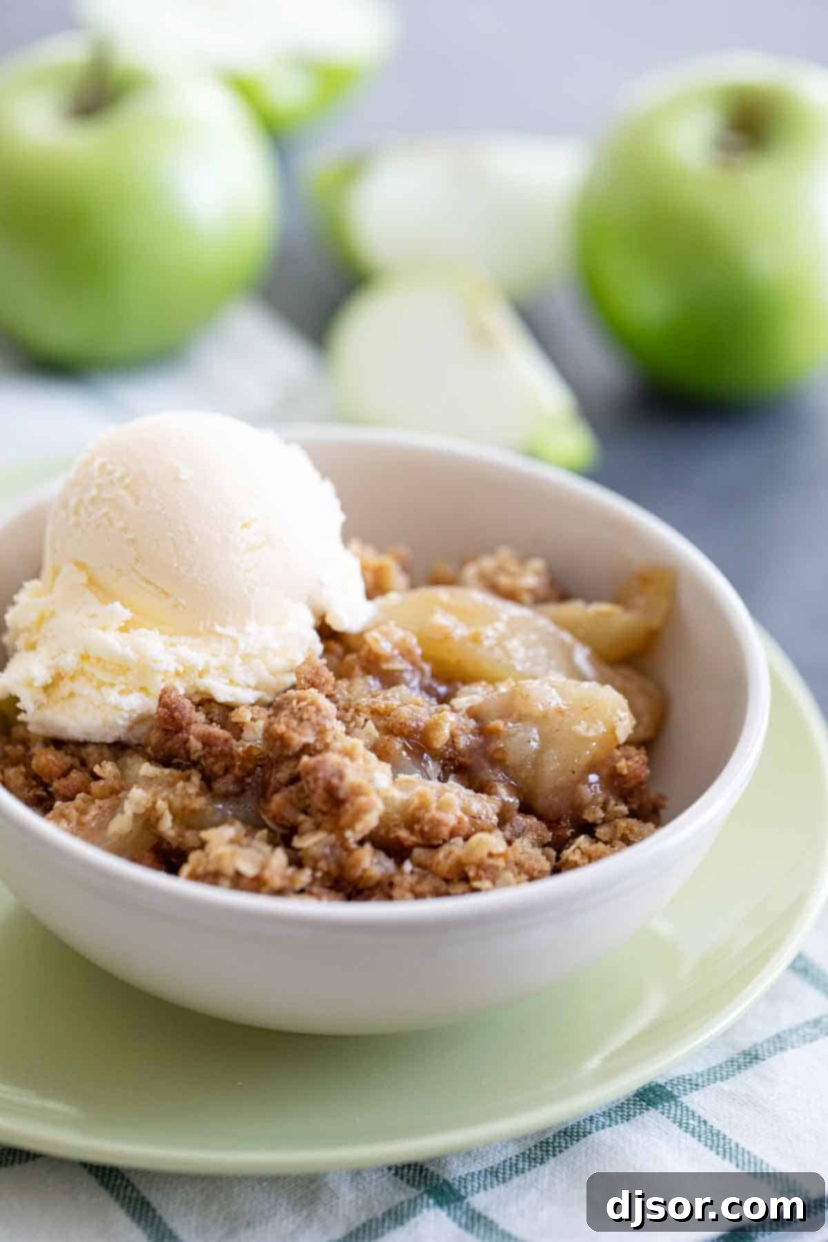 Perfect Apple Crisp 1 featured 415