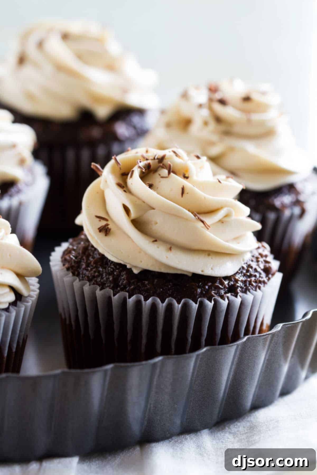 Light and Fluffy Cream Cheese Frosting 1 featured 694