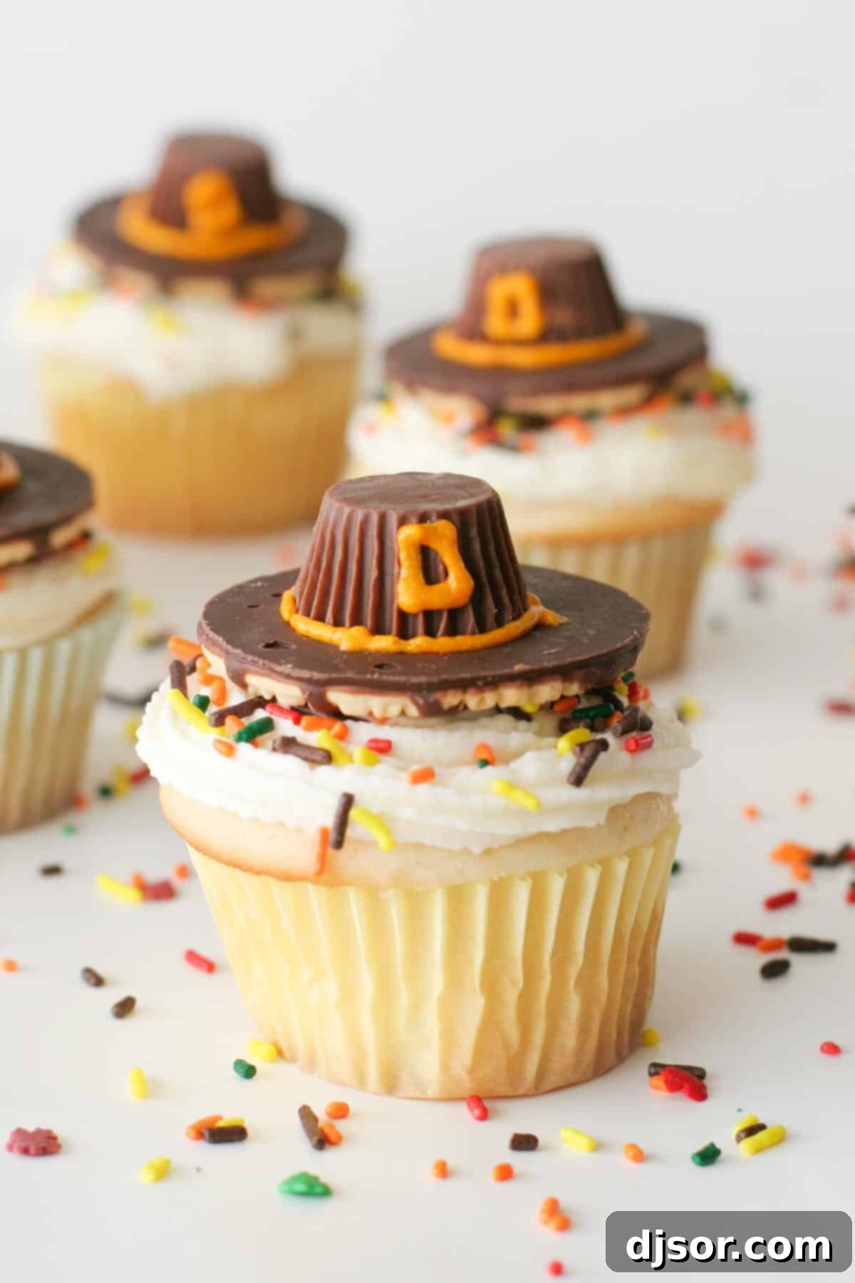 Gobble-Worthy Pilgrim Hat Cupcakes 1 featured 908