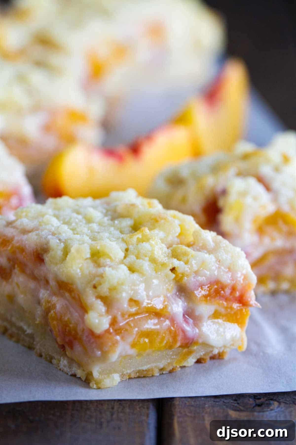 peaches and cream bar wirth crumble topping