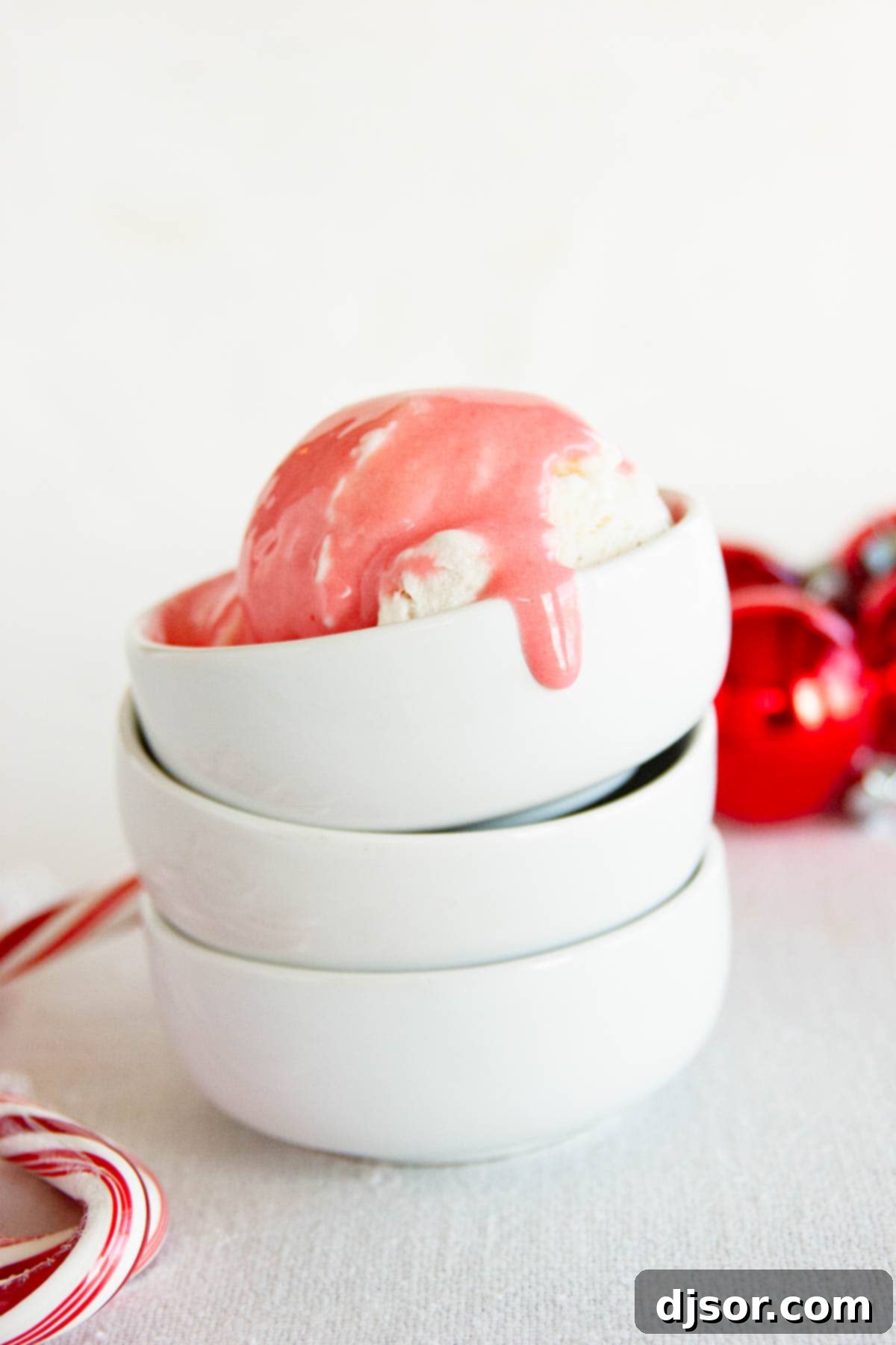 Velvety Peppermint Cloud Topping 3 Scoop of vanilla ice cream with peppermint marshmallow sauce on top.